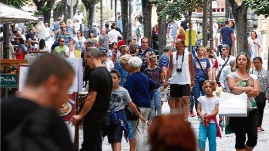 Una imatge d&#039;aquest agost de la Rambla de la Llibertat de Girona, plena de turistes.