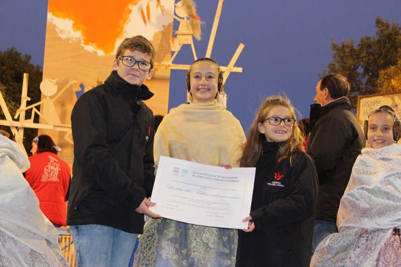 Entrega de los certificados de la Unesco a las Fallas infantiles