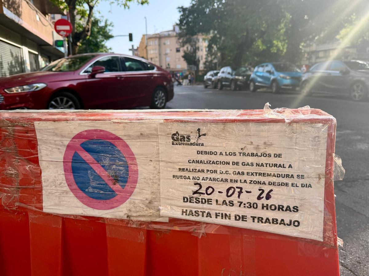 La señalización informa de las restricciones de estacionamiento mientras se ejecuta la canalización.