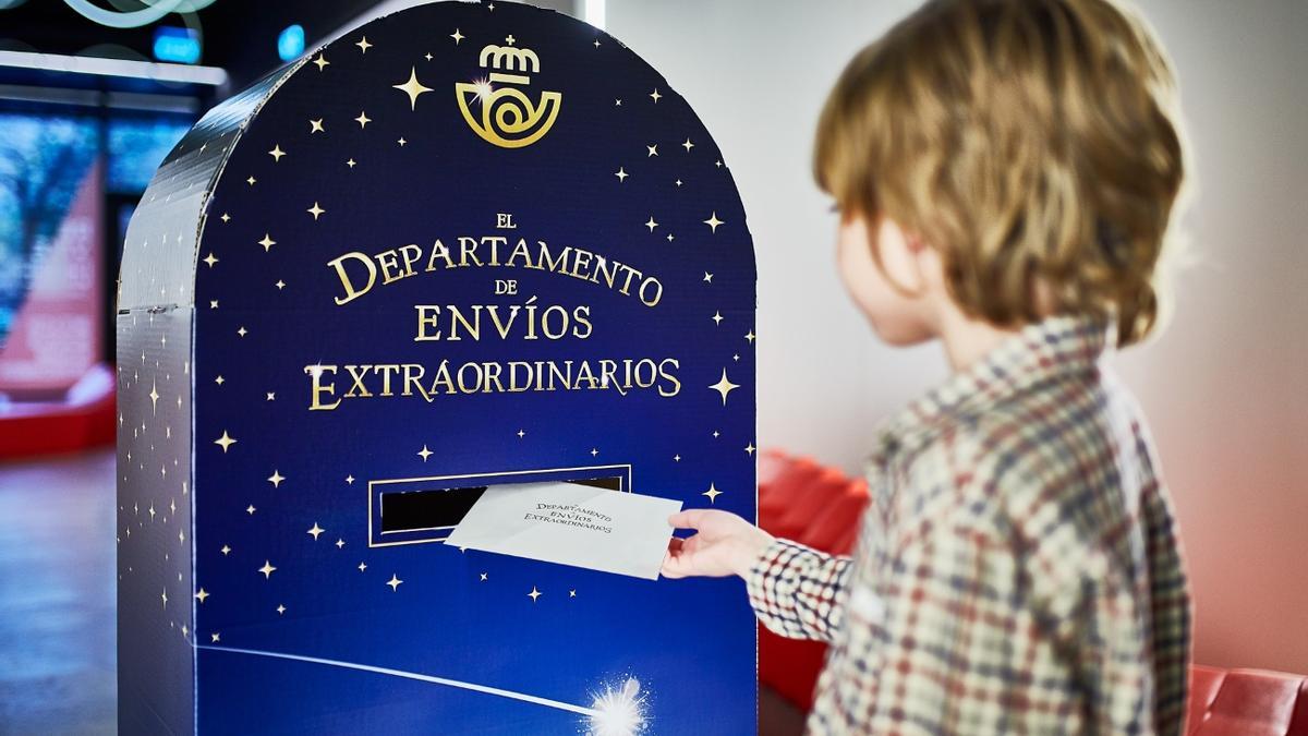 Un niño deposita su carta en un buzón ‘mágico’ de Correos.