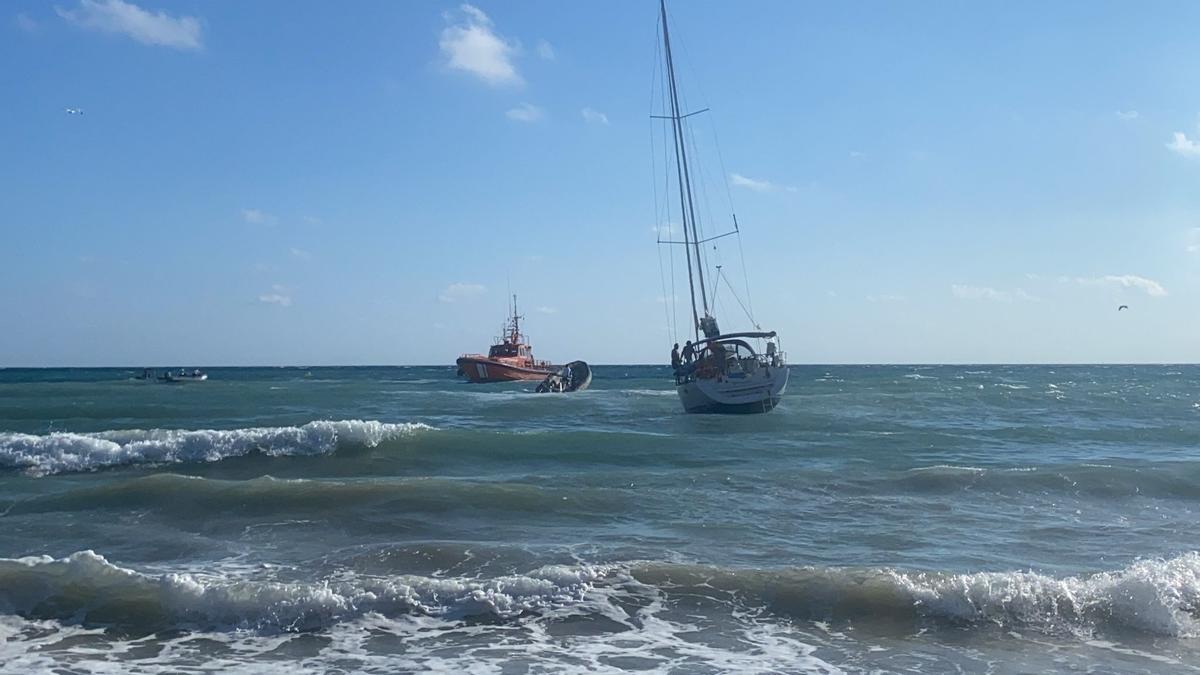 La Salvamar Diphda remolca el velero para llevarlo a fondos más profundos