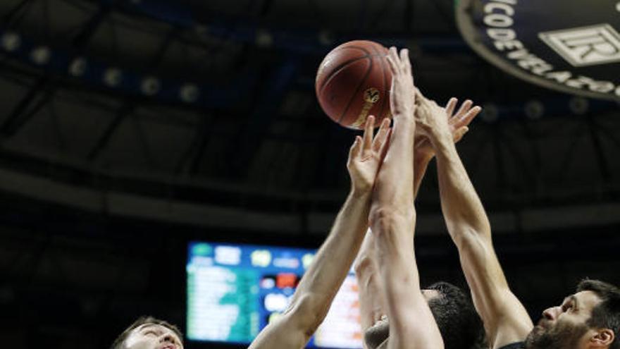 El Valencia Basket asalta el Carpena y asegura el liderato