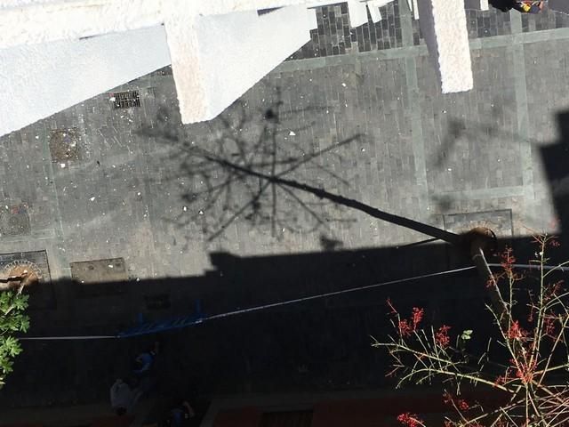 Caída de placas de ladrillo a la vía en Las Palmas