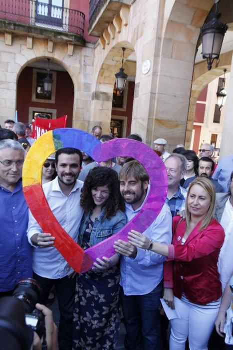 Alberto Garzón en un mitin de Unidos Podemos en la Plaza Mayor de Gijón