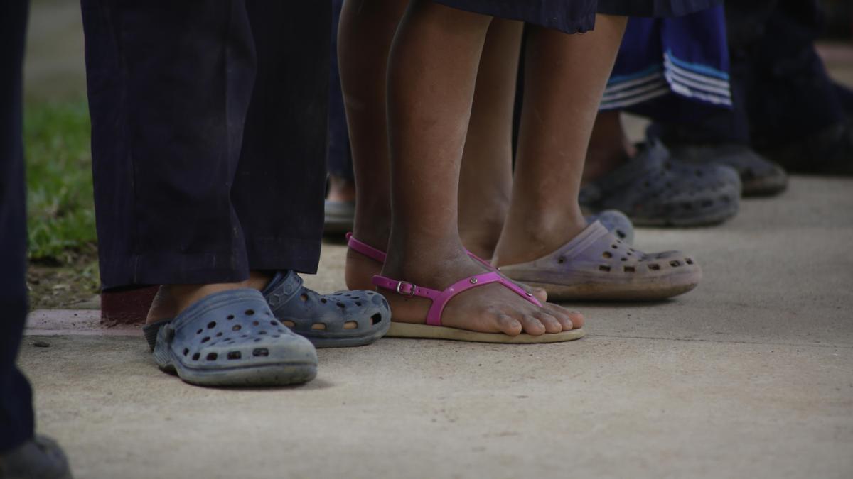 Pies de niños en situación de pobreza