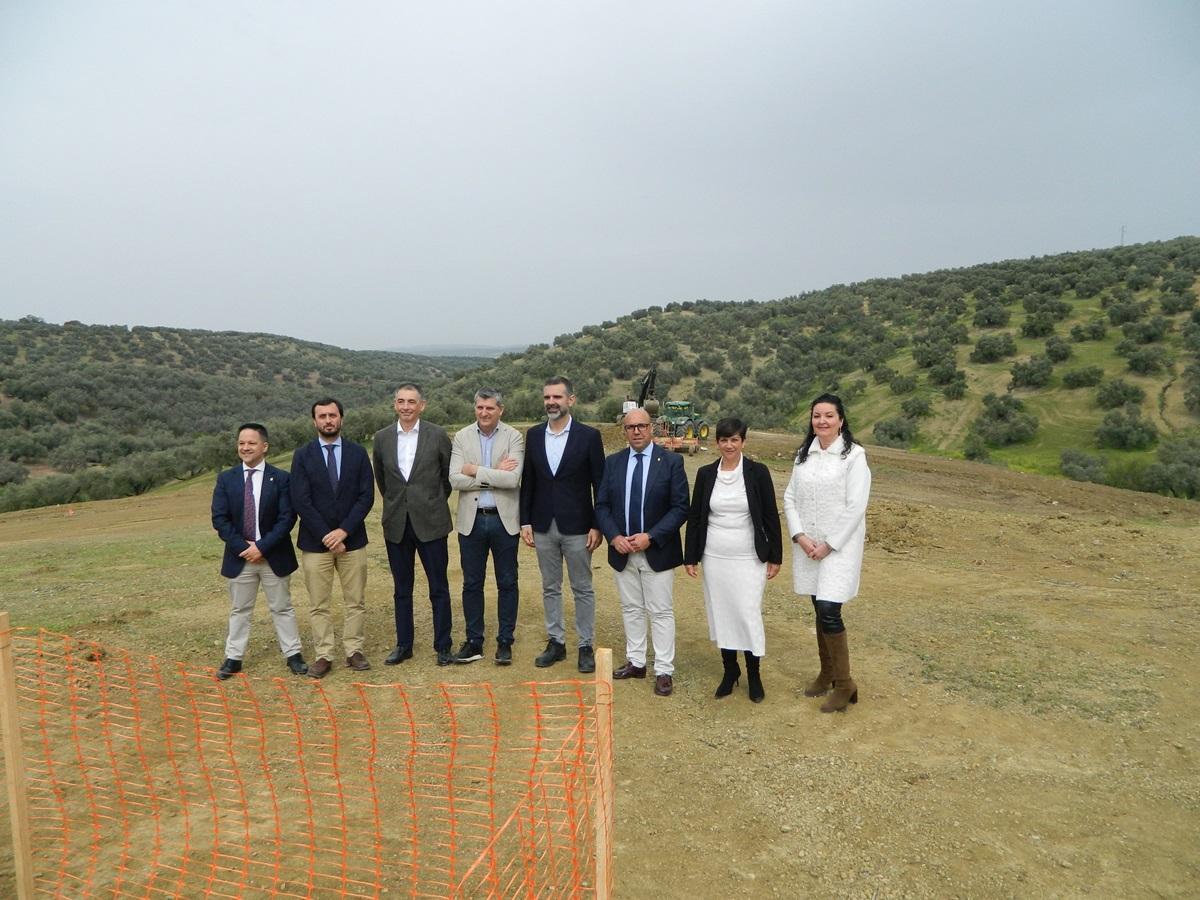 El consejero, el alcalde junto a otras autoridades locales y responsables de la obra.