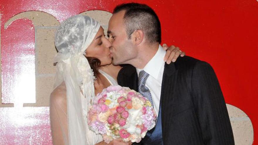 Andrés Iniesta besa a su esposa.