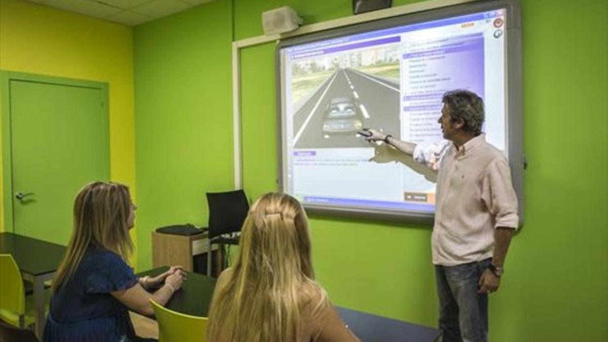 Una clase teórica en una autoescuela, en Barcelona.