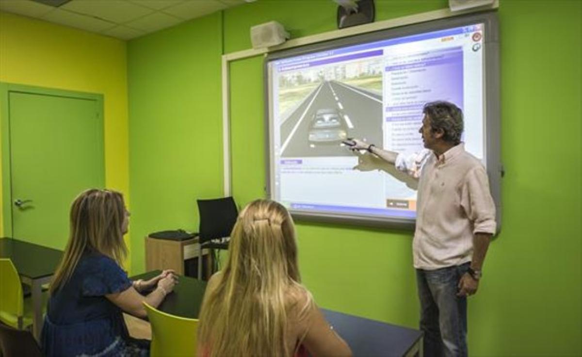 Una classe teòrica en una autoescola, a Barcelona.