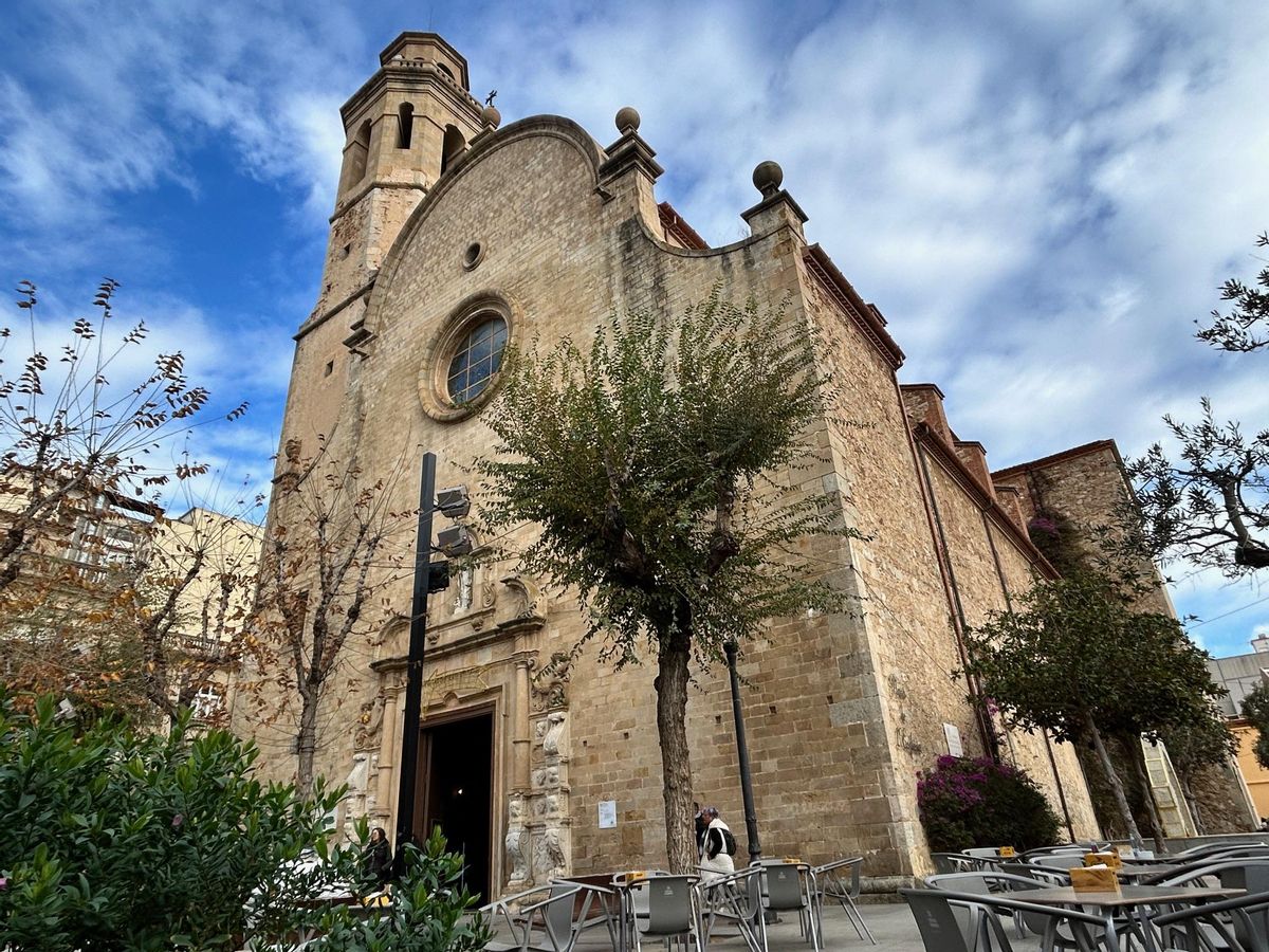 Imatge general i del context de l’Església de Santa Maria i Sant Nicolau de Calella.