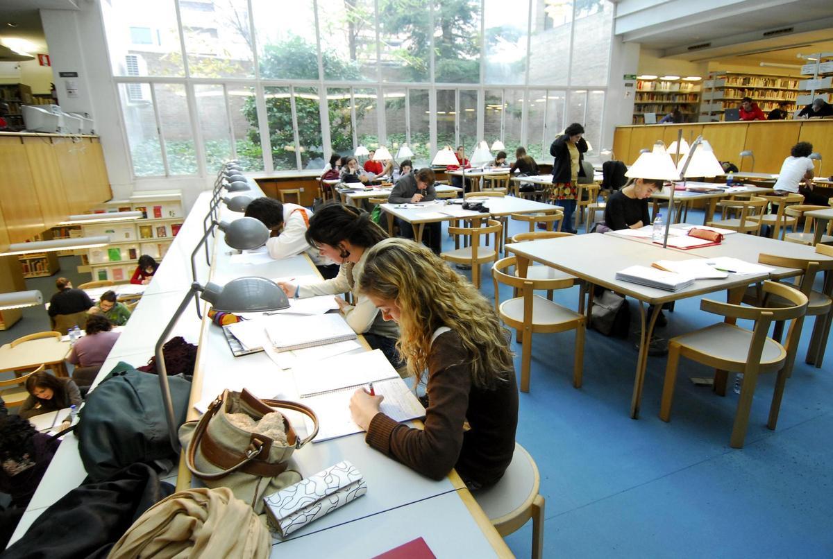 Estudiantes de la Universitat de Lleida, en la biblioteca.