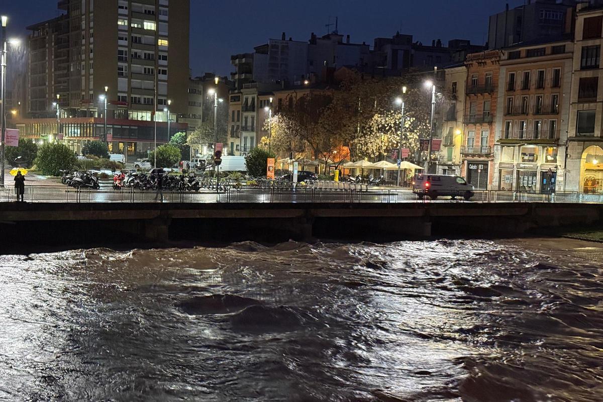 El río Onyar, muy cargado de agua a su paso por Girona