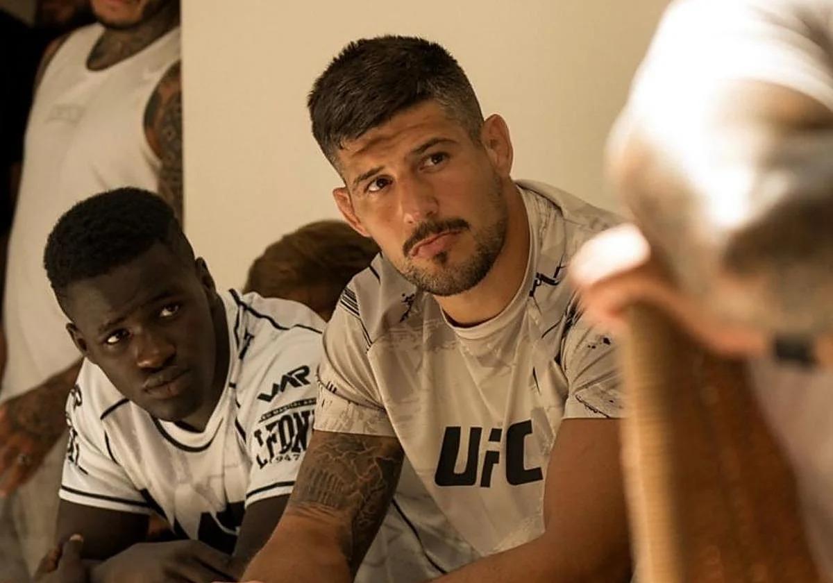 Mor Dieye (izquierda) entrena en el prestigioso Tibet Club donde Joel Álvarez, peleador de UFC, ejerce como mentor