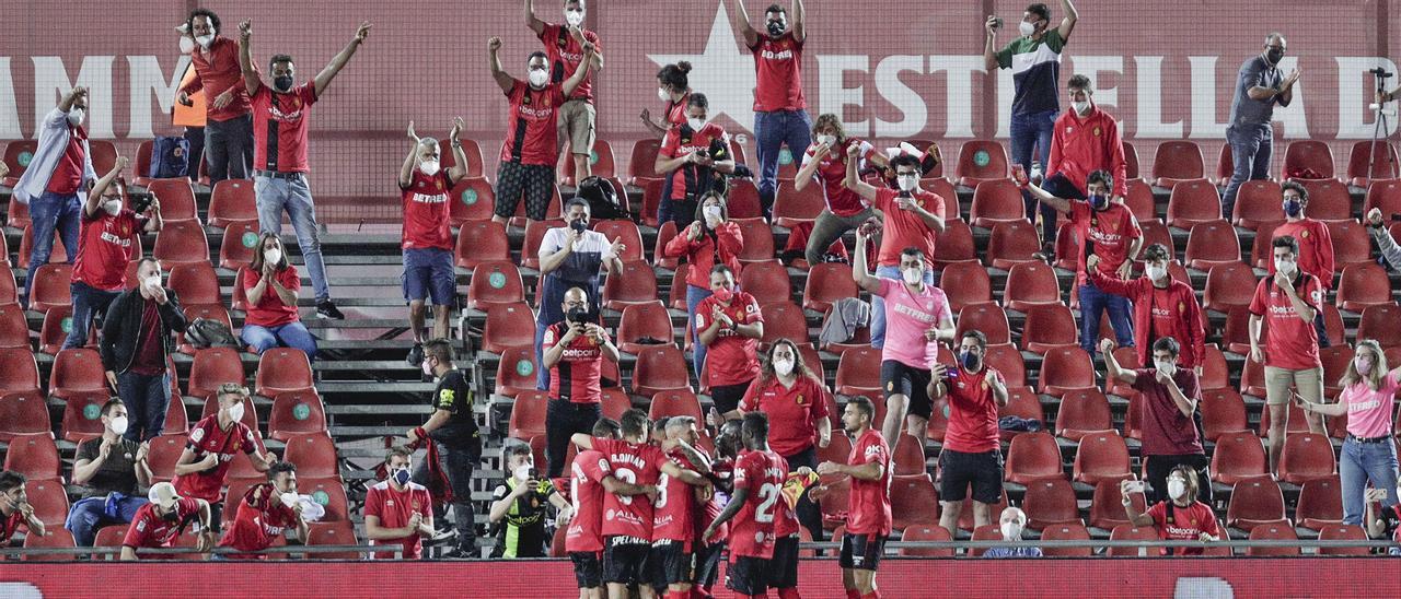 Los jugadores celebran uno de los dos goles al Alcorcón.