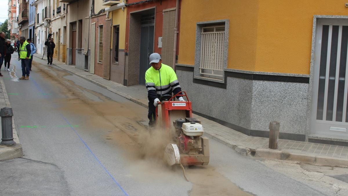 El inicio de las obras de peatonalización del casco antiguo de Novelda en la calle Ruperto Chapí..