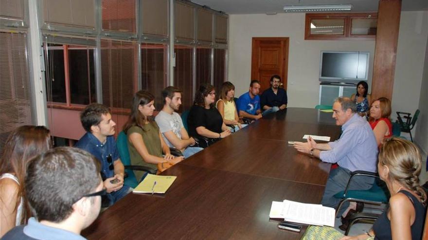 Diez titulados universitarios inician sus becas en centros de trabajo municipales de Palma del Río