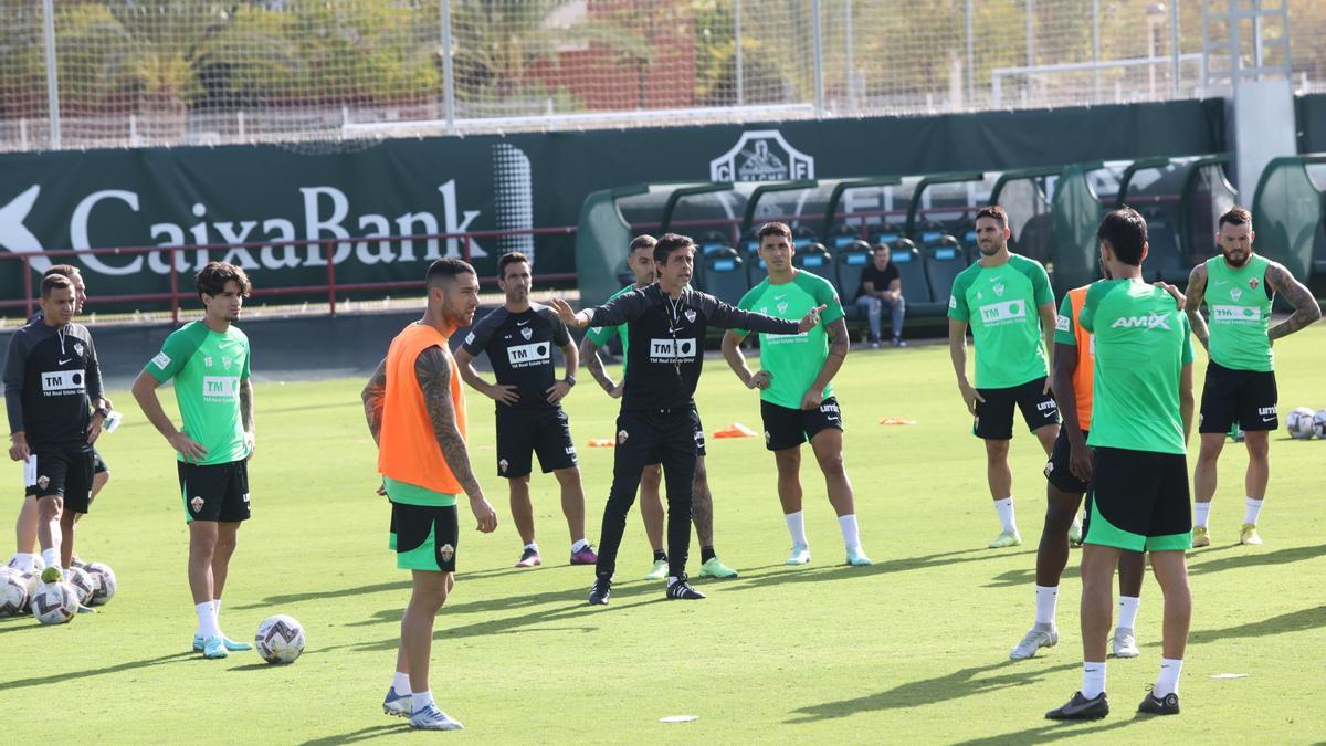 Alberto Gallego, dando instrucciones, durante el entrenamiento de este jueves