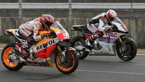 Marc Márquez y Fernando Alonso, con la Honda de MotoGP.