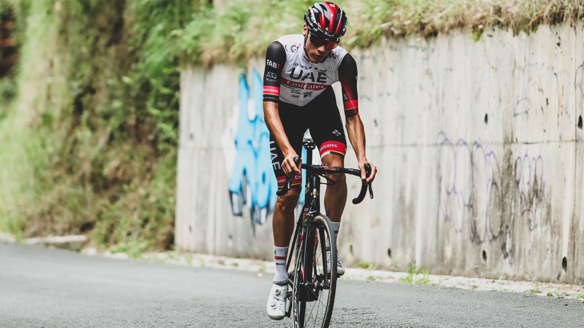 Juan Ayuso abandona el Tour del Porvenir tras caer en una montonera