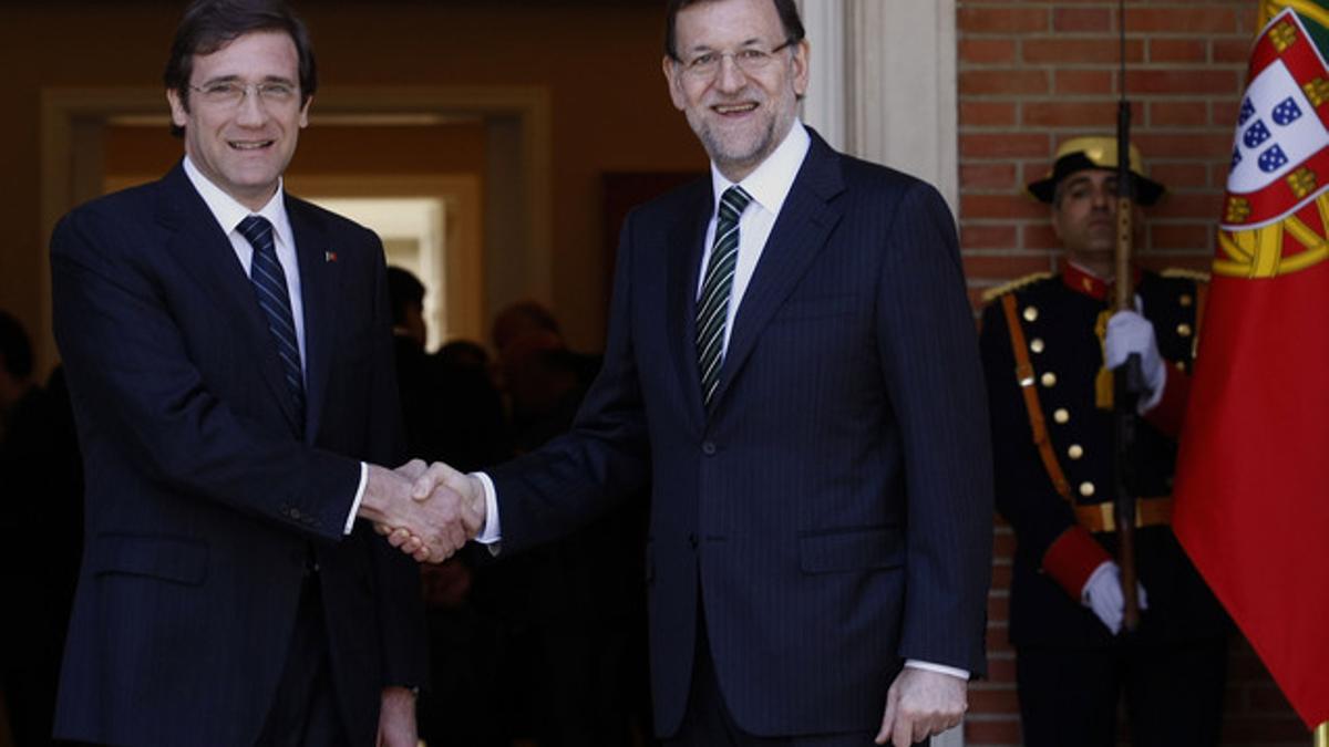 Mariano Rajoy (derecha) estrecha la mano del primer ministro de Portugal, Pedro Passos Coelho, a las puertas de la Moncloa.