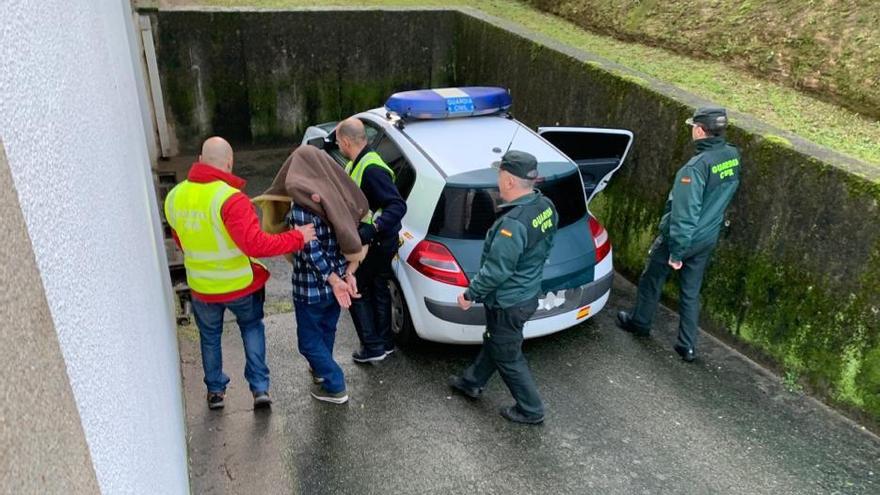 El presunto agresor, a su llegada al juzgado // Verónica Palleiro