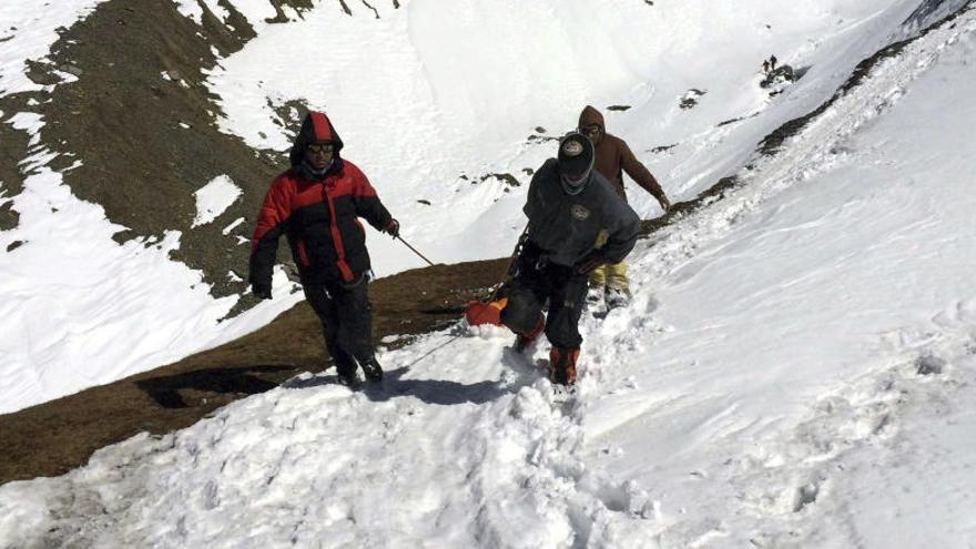 Soldados trasladan el cuerpo sin vida de un montañero en el Annapurna.