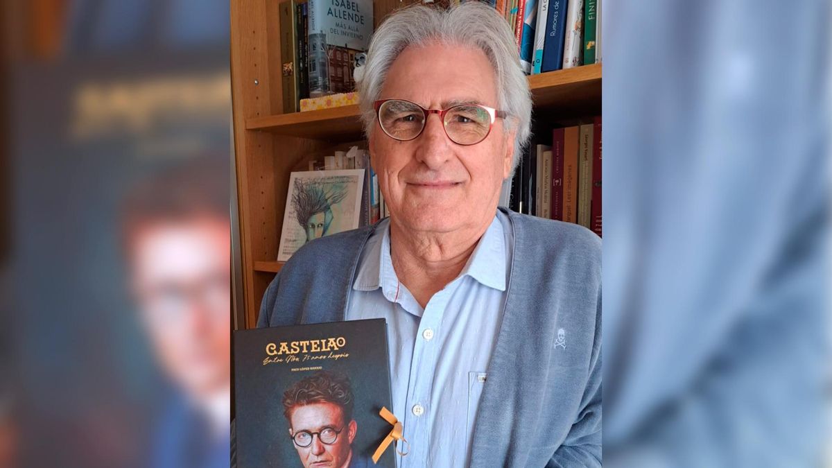 López Barxas, cun exemplar do seu libro.