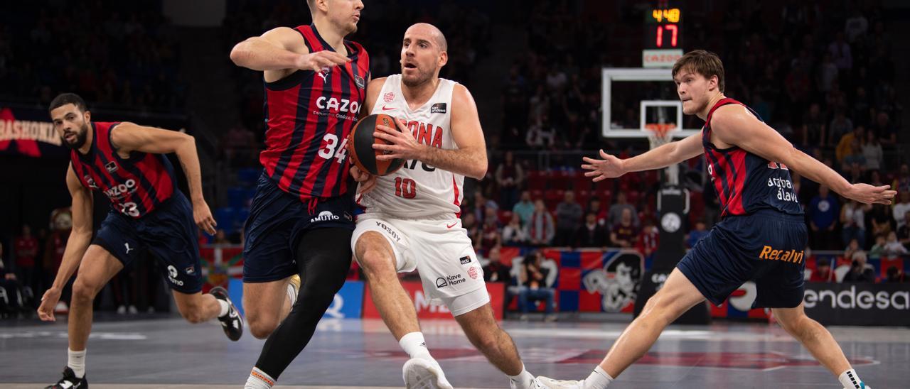 Quino Colom, defensat per Hommes, del Cazoo Baskonia