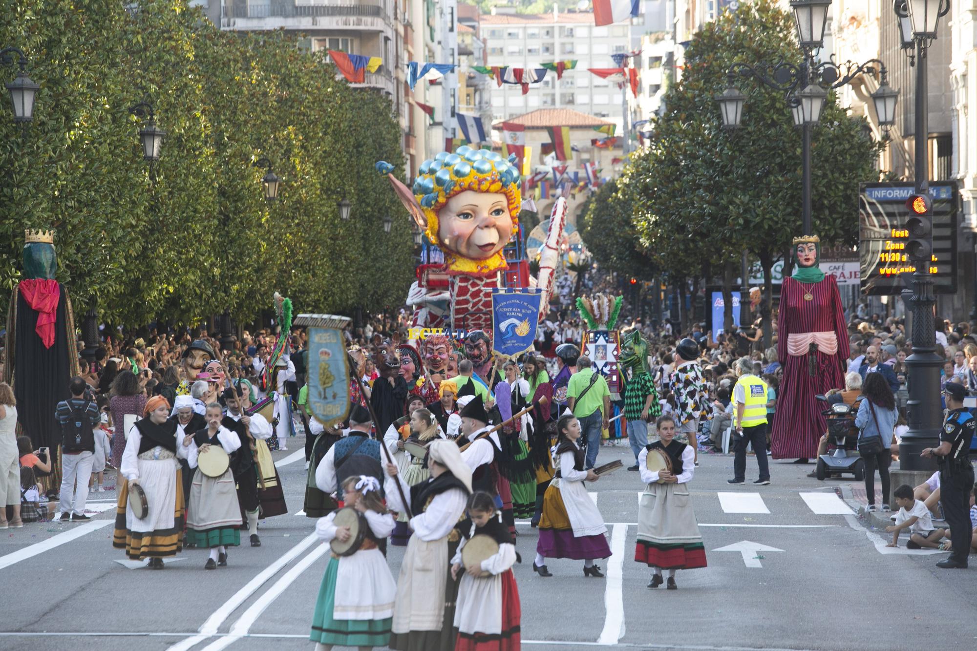 En Imágenes: El Desfile del Día de América llena las calles de Oviedo en una tarde veraniega