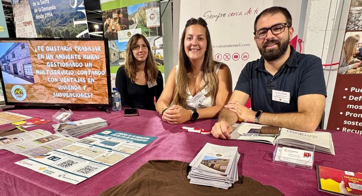 A la izquierda, Sara Bianchi, María Parrilla y Rodrigo Villarroya, de la Cámara de Comercio de Teruel. A la derecha, Andrea Barbosa, de la asociación «Rural Rocks» de Miranda do Douro. | D. O.