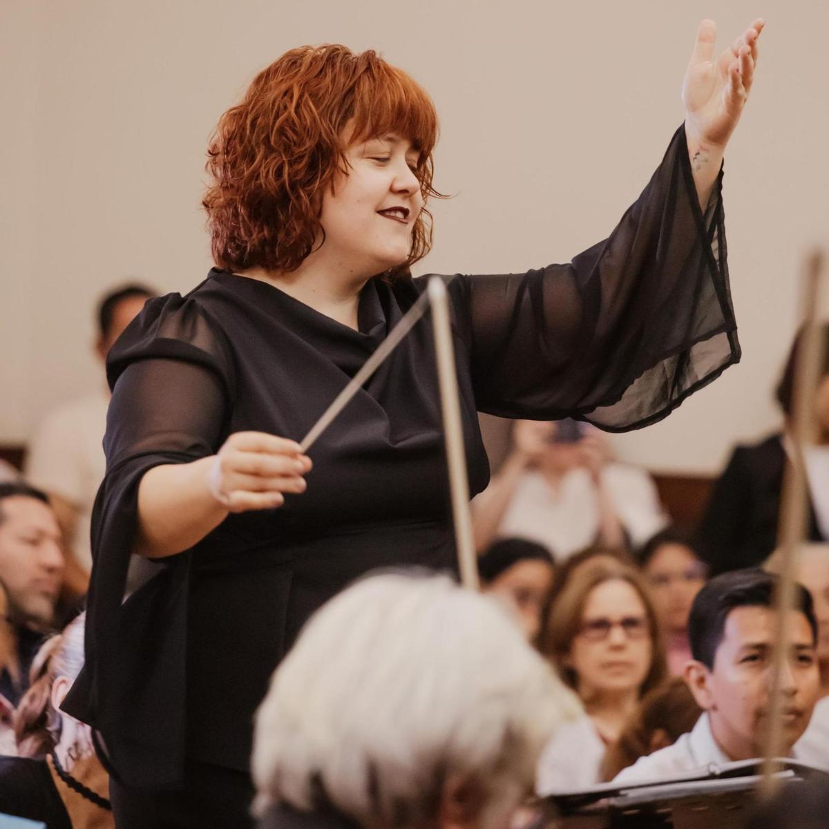 La directora alzireña, Olga Clari, durante uno de sus conciertos.