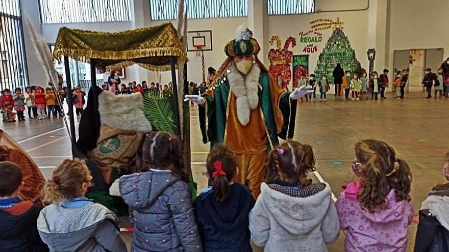 Aliatar, con los niños del colegio Jovellanos.