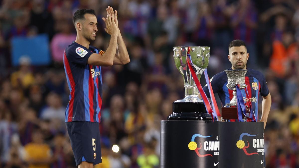  Los jugadores del FC Barcelona Sergio Busquets y Jordi Alba al término del encuentro ante el Mallorca en el Camp Nou.