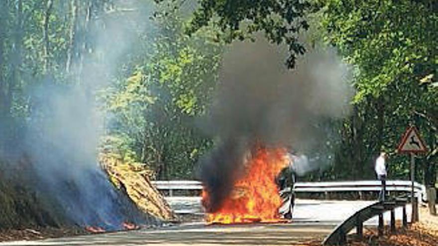 Furgoneta ardiendo en la PO-252 ayer. // D.P.