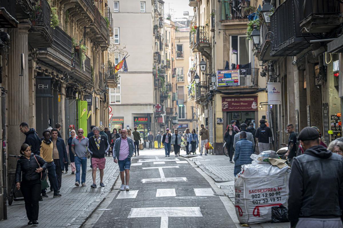 Ambiente en una calle del Raval, el barrio con más compra de vivienda por parte de extranjeros en Barcelona.