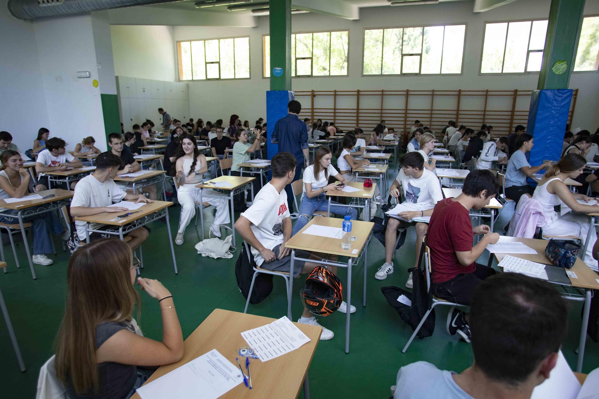 Alumnos de los institutos de la Costera y la Canal se enfrentan a los primeros exámenes de las PAU en Xàtiva