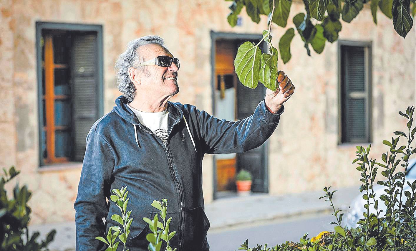 Frente a la casa en la que nació, mirando la misma morera en la que jugaba a subirse.