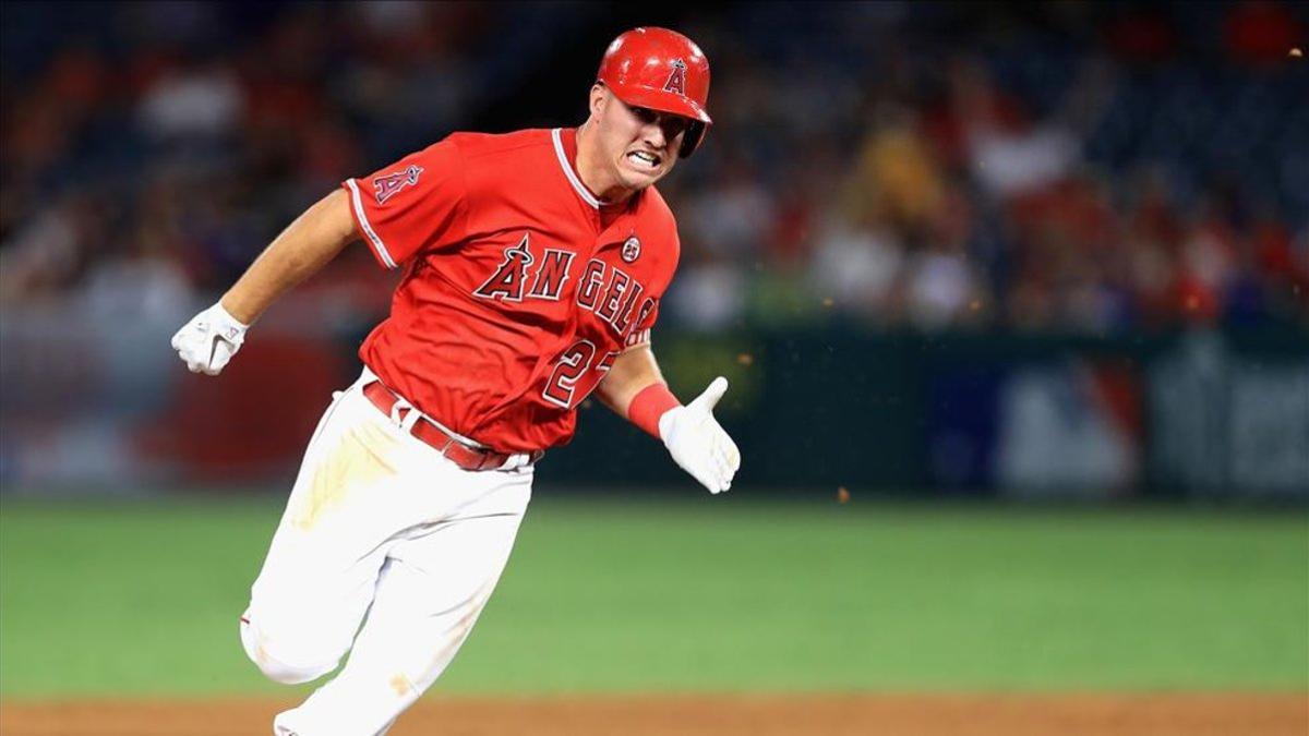 Mike Trout corriendo a la segunda base