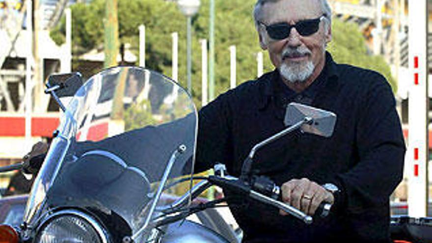 Fotografía de archivo que muestra a Dennis Hopper posando sobre una motocicleta Guzzi en Nápoles, Italia.