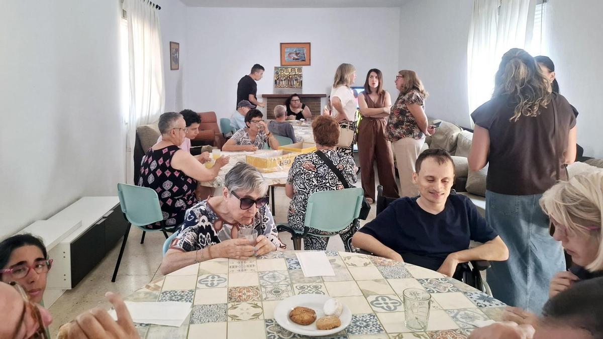 Visita del alcalde y varios concejales a la zona de El Cortijo, donde residen usuarios de Includes en verano.