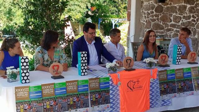 Presentación de la Carreira Popular de Meaño, en la tarde de ayer.