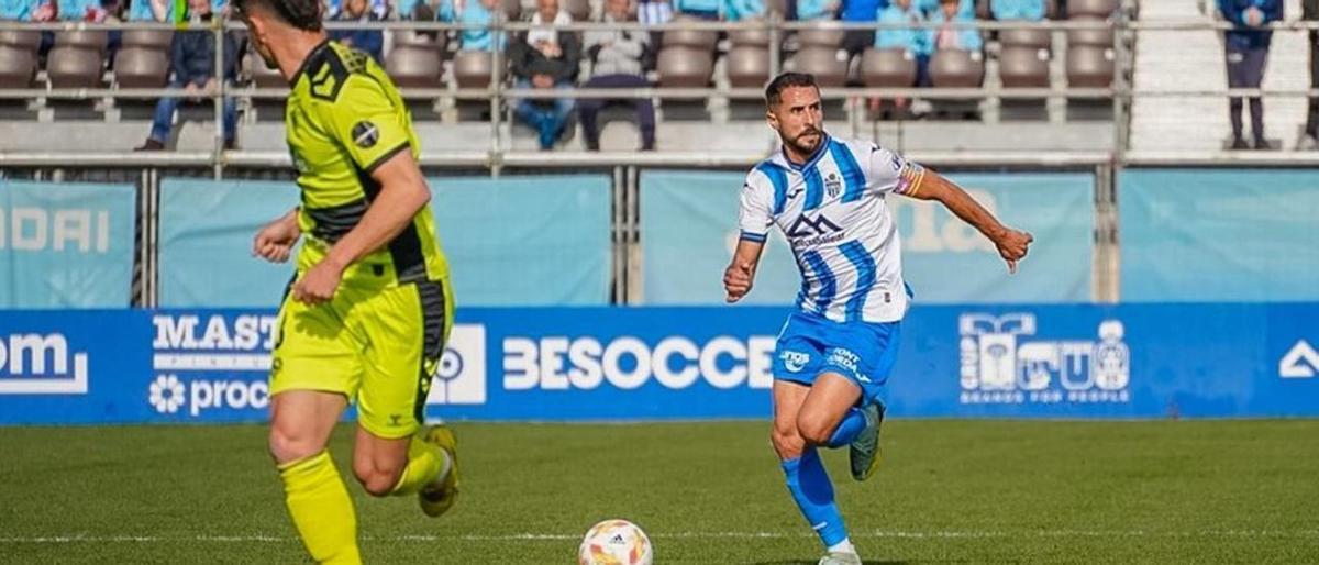 Canario conduce el balón durante un encuentro con el Atlético Baleares.