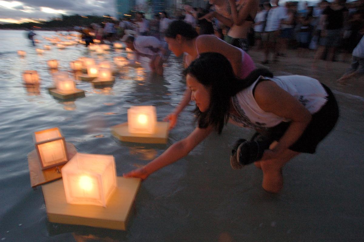 ?EFEcuadernos PEMONI-29/05/06-HONOLULU- Selka Sung, of Columbus, Ohio, releases a lantern to represent the soul of her father, Tony Lee, of Honolulu, during the 8th Annual Toro Nagashi, or Lantern Floating ceremony, in Ala Moan Beach Park in Honolulu, Hawaii, Monday, May 29, 2006. More than one thousand lanterns were released to honor the dead by sending their souls, as the lanterns, into the sea. (AP Photo/Lucy Pemoni)