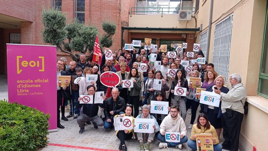 Convocan movilizaciones en la EOI de Llíria tras recortar 12 grupos de inglés y dos de valenciano