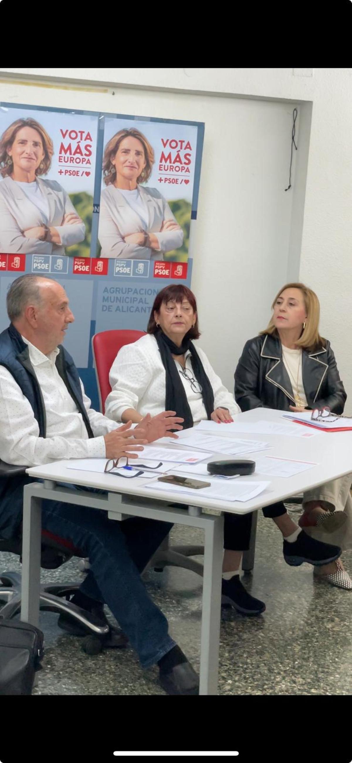 Miguel Millana, junto a Yolanda Escrich y Araceli Poblador en la ejecutiva del PSOE de este miércoles