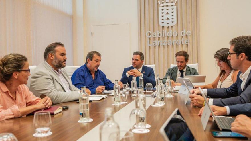 Un momento de la reunión, ayer, de representantes del Cabildo y de la Consejería de Transición Ecológica. | | PRENSA CABILDO