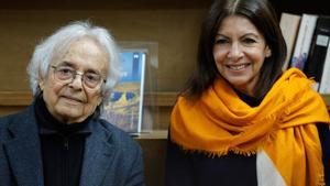 Adonis con la alcaldesa de París Anne Hidalgo.