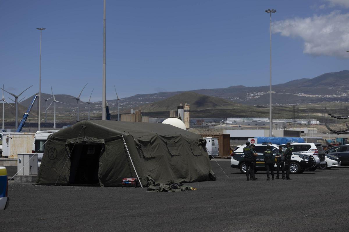 Agentes de la Guardia Civil junto al puesto de mando instalado este viernes en el puerto de Granadilla con motivo de la llegada del crucero MV Hondius.