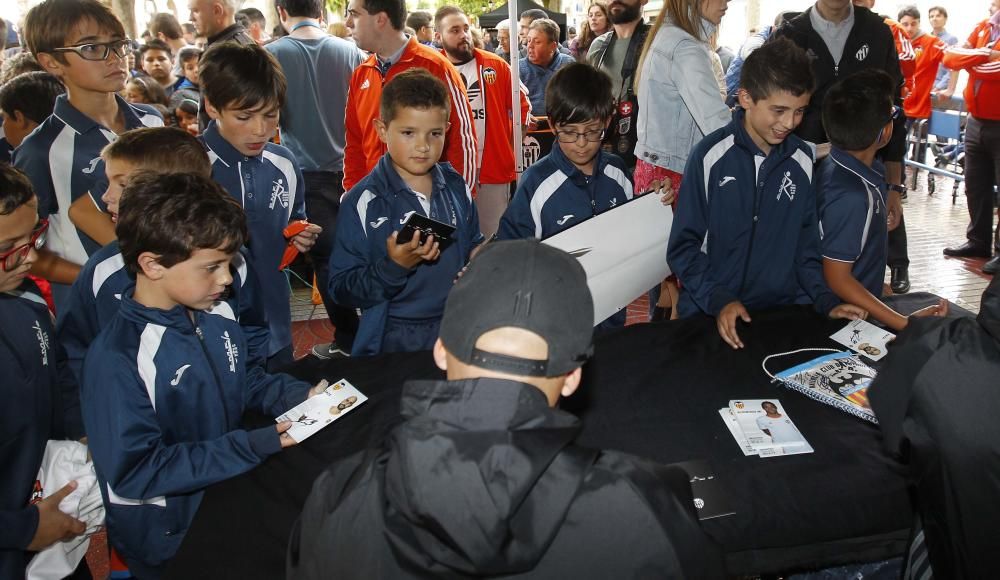 Zaza y Rodrigo con los aficionados en Requena