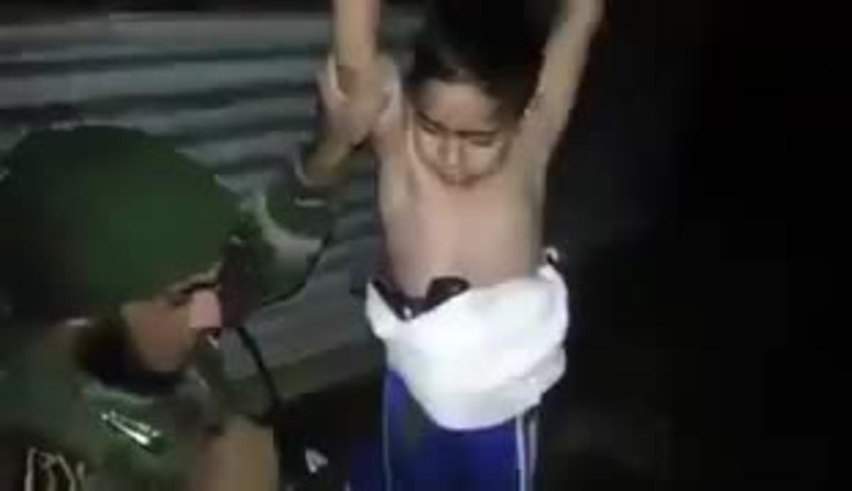 Vídeo del momento en que un soldado iraquí retira a un niño de siete años una bomba que llevaba adosada en el cuerpo.